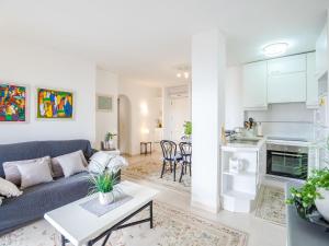 uma sala de estar com um sofá e uma mesa em Apartment Vista al Mar by Interhome em Port d'Alcudia