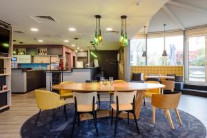 Η κουζίνα ή μικρή κουζίνα στο Mercure Stuttgart Zuffenhausen