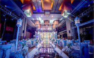 北京北京唯实酒店（唯实国际文化交流中心）的摆着白色桌子和椅子的宴会厅