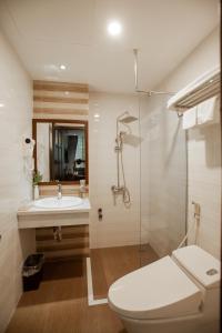 Phòng tắm tại Adeline Hotel Hanoi
