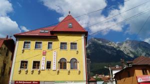 Nespecifikovaný výhled na hory nebo výhled na hory při pohledu z hotelu