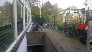 eine Gruppe von Fahrrädern, die außerhalb eines Hauses geparkt werden in der Unterkunft Zorn Hotel Duinlust in Noordwijk aan Zee