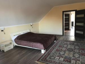 een slaapkamer met een groot bed en een tapijt bij Green Energy Apartment in Berehove