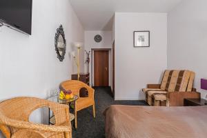 Habitación con cama, silla y mesa. en Mini Hotel na Nevskom 136, en San Petersburgo