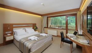 Tempat tidur dalam kamar di Kackar Resort Hotel