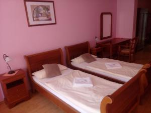 Ein Bett oder Betten in einem Zimmer der Unterkunft Penzion Scarlet