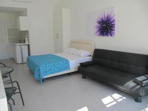 Tempat tidur dalam kamar di Sunny Holiday Apartments