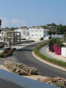 uma estrada sinuosa numa cidade com casas brancas em Sunny Holiday Apartments em Protaras