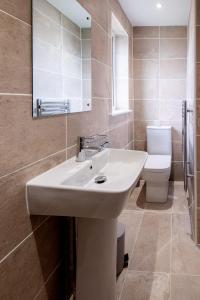 Ένα μπάνιο στο Oak - Three Tuns Apartments, Pettistree, Wickham Market - by Aldeburgh Coastal Cottages