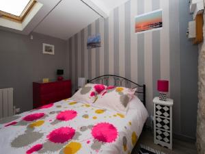 a bedroom with a bed with pink flowers on it at Gîte du timbre in Clion