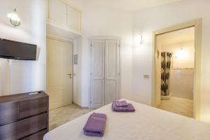 A bed or beds in a room at B&B Rotta Per Tavolara