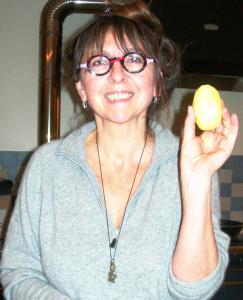 una mujer con gafas sosteniendo una manzana en su mano en La Virgule de Tanlay, en Tanlay