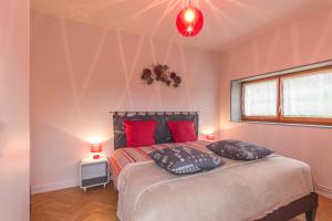 Postel nebo postele na pokoji v ubytování Gîte Domaine des Iris
