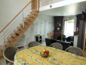 ein Esszimmer mit einem Tisch und einer Schale mit Äpfeln darauf in der Unterkunft Poezelhoekvallei Loft in Zonnebeke