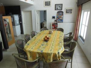 comedor con mesa con sillas y mantel en Poezelhoekvallei Loft, en Zonnebeke