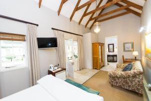 1 dormitorio con 1 cama y 1 sofá en una habitación en Osborne House, en Pretoria