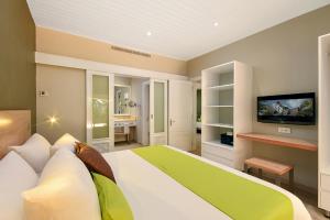 Телевизор и/или развлекательный центр в Mauricia Beachcomber Resort & Spa
