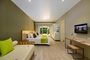 格蘭貝伊的住宿－Mauricia Beachcomber Resort & Spa，配有一张床和一张书桌的酒店客房