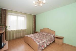 Tempat tidur dalam kamar di Марьин Дом на Июльской, 25