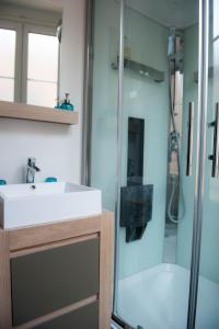 a bathroom with a shower and a sink at Appartement Vancouver in Honfleur