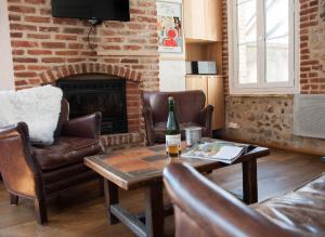 a living room with a bottle of beer on a table at Appartement Vancouver in Honfleur