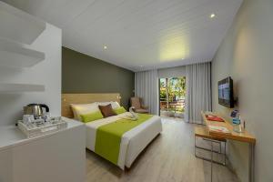 Кровать или кровати в номере Mauricia Beachcomber Resort & Spa