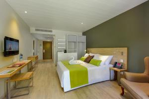 Телевизор и/или развлекательный центр в Mauricia Beachcomber Resort & Spa