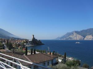 vista sulla costa amalfi e sull'oceano di Appartamenti Villa Eden a Malcesine