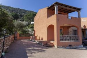 a house with a porch and a driveway at Villino Bordeaux in San Teodoro