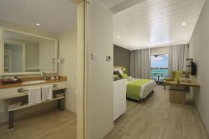 Кровать или кровати в номере Mauricia Beachcomber Resort & Spa