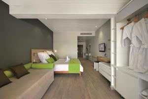 Телевизор и/или развлекательный центр в Mauricia Beachcomber Resort & Spa