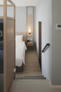Una cama o camas en una habitación de Jolley Hotel