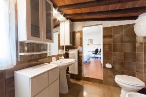 Een badkamer bij David Museum 6 sleeps apartment