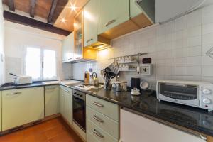 Een keuken of kitchenette bij David Museum 6 sleeps apartment