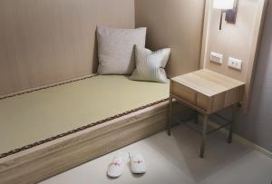 Una cama o camas en una habitación de Jolley Hotel