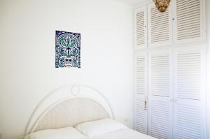 - une chambre blanche avec un lit blanc et une fenêtre dans l'établissement Casa Mare Sole, à Villanova di Ostuni