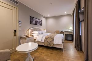 Postel nebo postele na pokoji v ubytování Hotel Khokhobi Old Tbilisi