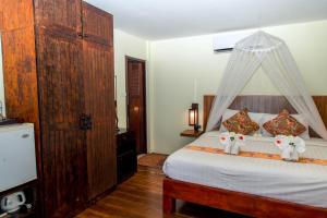 a bedroom with a bed and a dresser at Loyfa Natural Resort in Srithanu