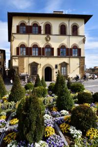 budynek z ogrodem kwiatowym przed nim w obiekcie Leone Blu Suites | UNA Esperienze we Florencji