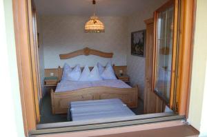 ein Schlafzimmer mit einem großen Bett mit weißen Kissen in der Unterkunft Haus Elfriede in Millstatt