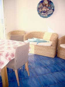 - un salon avec une table et un canapé dans l'établissement Casa Mare Sole, à Villanova di Ostuni