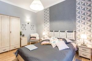 1 dormitorio con 1 cama grande en una habitación en Apartament Bulwary Zakopane, en Zakopane