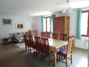 ein Esszimmer mit einem Tisch und Stühlen in der Unterkunft Appartement Les marmottes in Ilhan