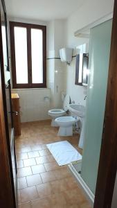阿西西Casa per Ferie Ulivo d'Assisi的浴室设有2个卫生间和2个水槽 更多37张照片