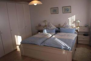 ein Schlafzimmer mit einem großen Bett mit blauer Bettwäsche in der Unterkunft Ferienwohnung Stoiber Wolfgang in Regen