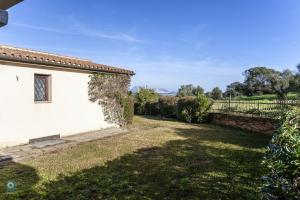a view of the yard of a house at Villino Funtana Bilo in San Teodoro