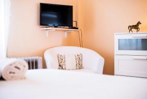 TV a/nebo společenská místnost v ubytování Flisvos Seafront-Marina apartment