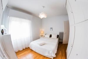 Postel nebo postele na pokoji v ubytování Flisvos Seafront-Marina apartment