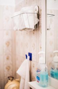 Koupelna v ubytování Flisvos Seafront-Marina apartment + 17 fotografií