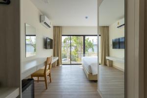 是拉差Porestva Hotel Sriracha的酒店客房设有一张床和一面大镜子